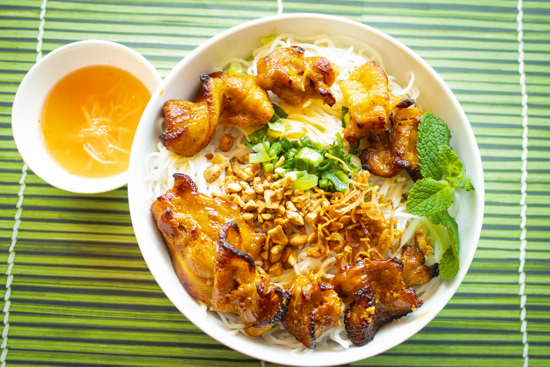 Gegrilde kip noodle bowl bij Quang Minh