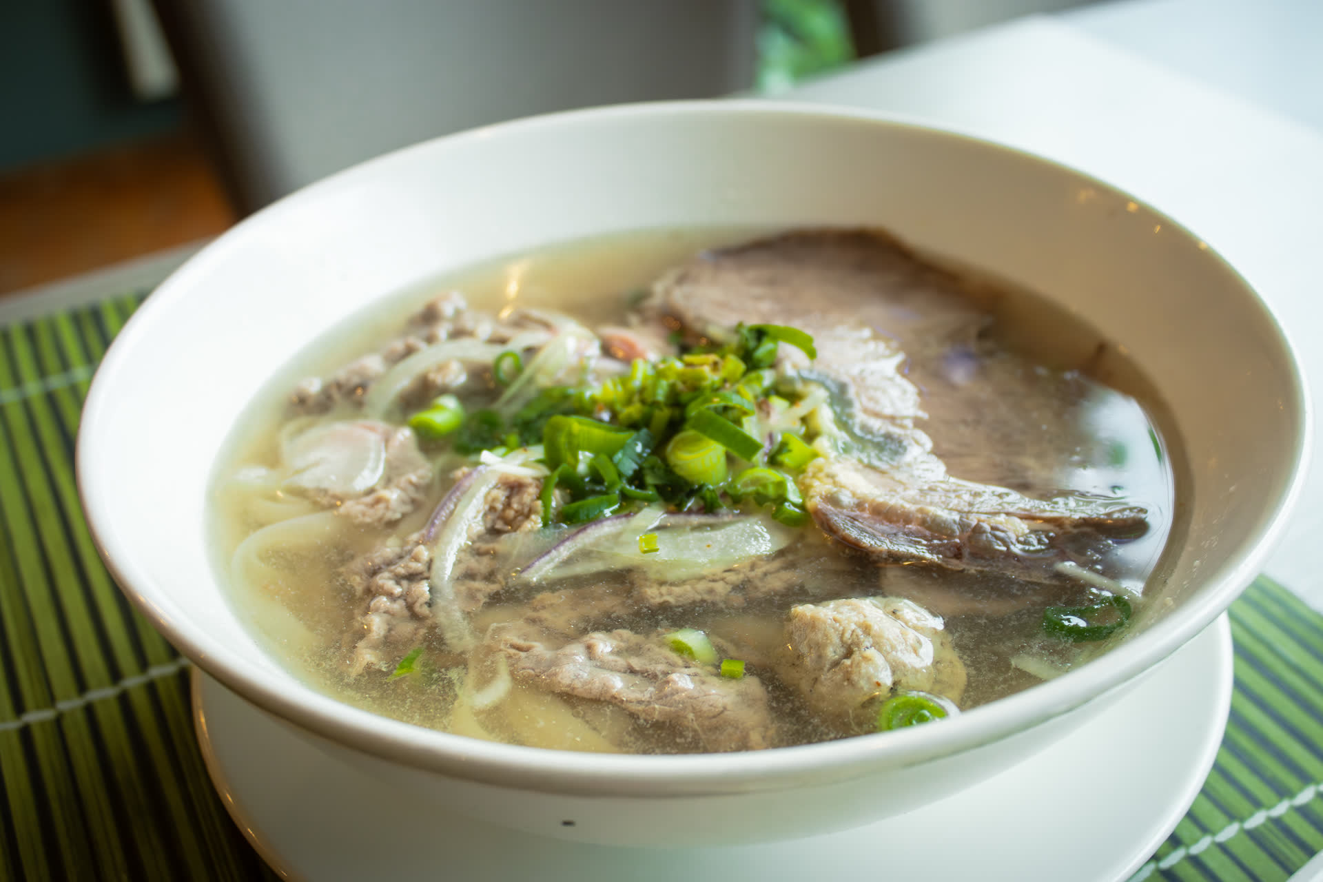 Dampende Vietnamese Phở noedelsoep bij Quang Minh